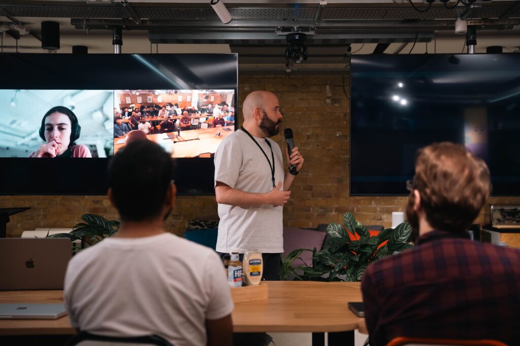 Streaming para empresas - presentación híbrida con videollamada
